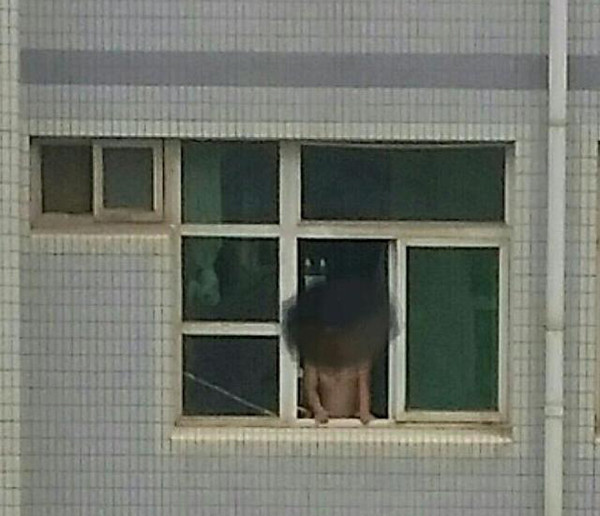 NET exposure to Lanzhou Jiaotong University male topless voyeur girls with a telescope, the school said it was investigating