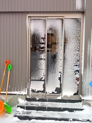 玄関風除室の雪
