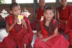 Tashi Yangtse, Chorten Kora, young monks