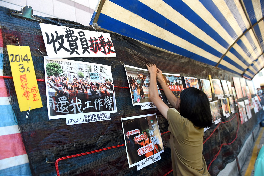 苦站現場旁設立收費員兩年多來的抗爭紀錄展覽。（攝影：宋小海）