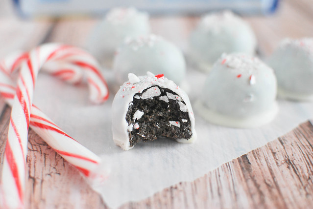 Peppermint Oreo Balls - your favorite oreo balls with a wintery twist! Only 3 ingredients and so easy to make!