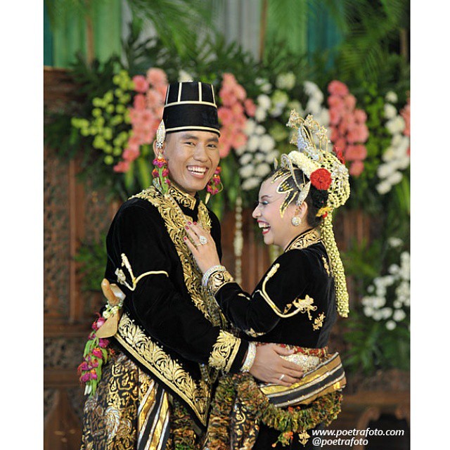 Foto Pernikahan Adat Jawa dengan Baju Pengantin Adat Paes  
