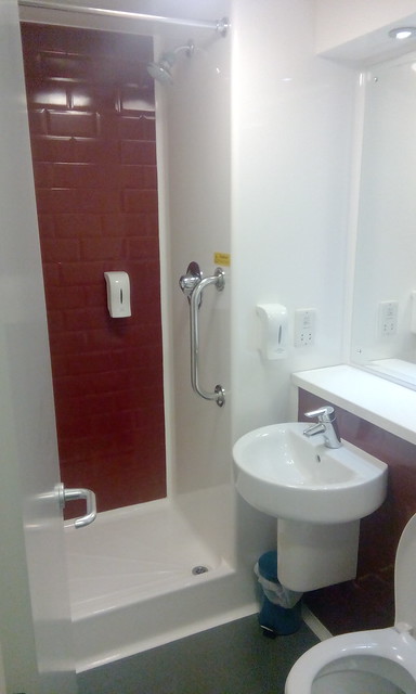 Tavelodge shower room