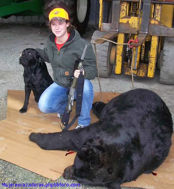 La cazadora norteamericana Kara Cayton abatió un enorme oso negro 16511837117_711769b3d4_z