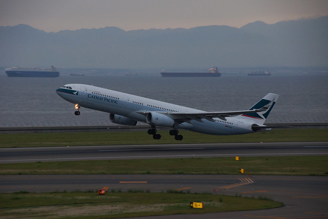 Cathay Pacific Airbus A330-300 B-HLR taking off Chubu Centrair International Airport(NGO/RJGG)