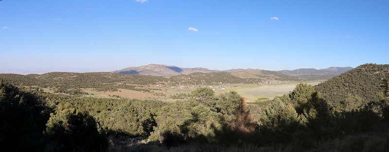 Wide panorama view over Baldwin Lake from the PCT as it climbs Gold Mountain