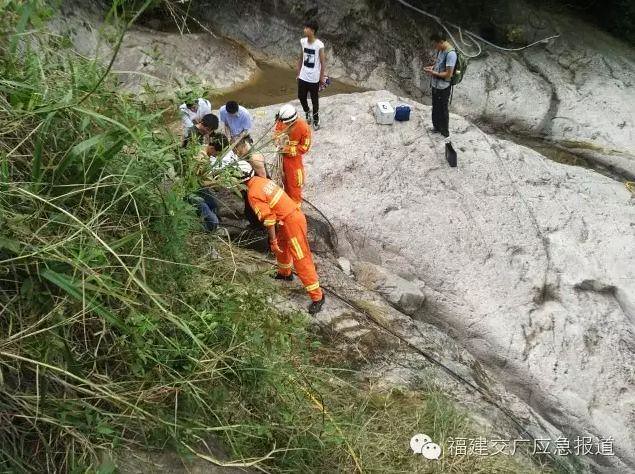 Fuzhou slip with two high school students to watch the waterfall plunges off cliff