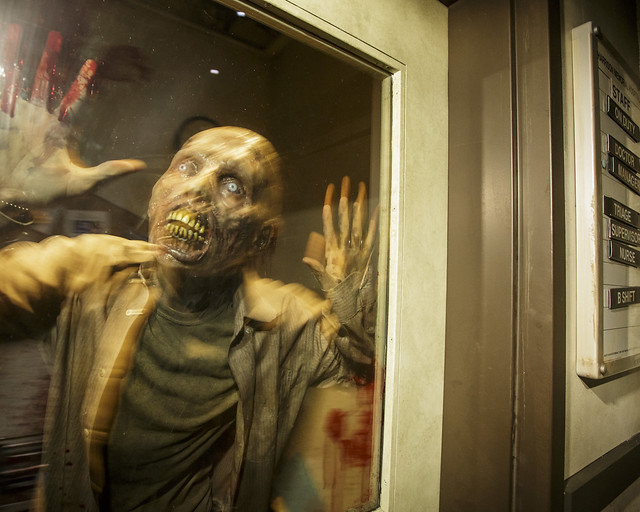 Caminante de The Walking Dead infectado de un virus pegado a una ventana