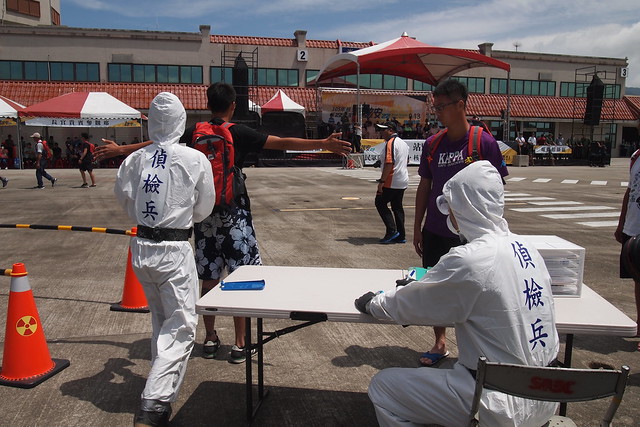 在恆春航空站進行防護站演練，為民眾輻射檢測、除污。攝影：李育琴