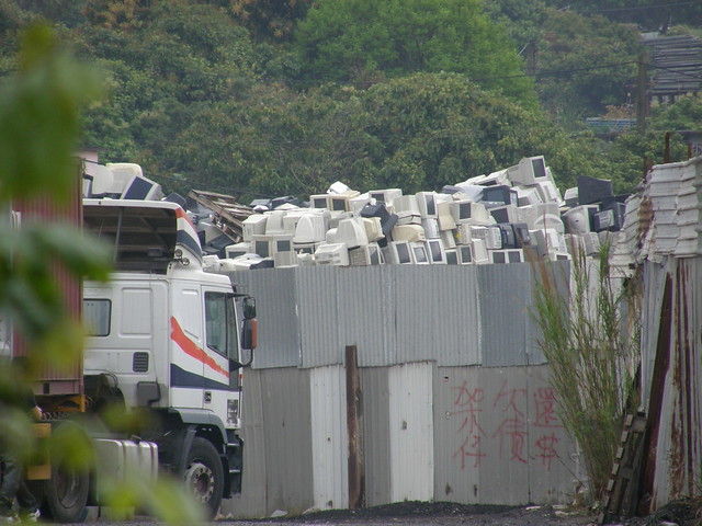 香港電子垃圾場充滿舊式CRT屏幕。照片提供：朱漢強。