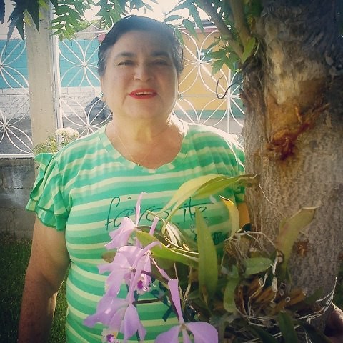 Mi mamá posando con las orquideas #mom #cagua #chillout #aragua #venezuela