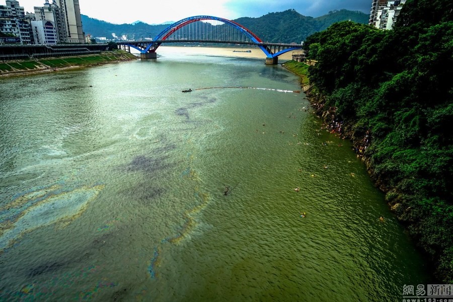 Guijiang large tracts of oil in Guangxi people take their children swimming in the river