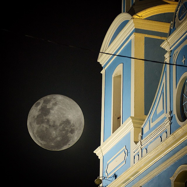 Brincando um pouco com a lua cheia do dia 04 de abril - cenas da matriz de nossa senhora da Conceição no caminho da lua. #santarem #Santarém #tapajos #luacheia #moon #fullmoon