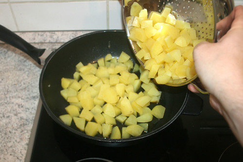 33 - Kartoffelwürfel in Pfanne geben / Put potato dices in pan