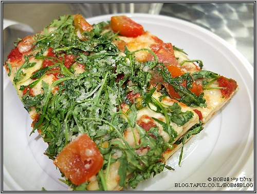 אוכל בסיציליה : פיצה רוקט - מוצרלה, רוקט, עגבניות ופרמזן. הבצק טוב.