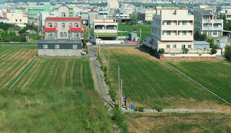 農地與工廠、房舍夾雜是台灣常見的現象 攝影：陳文姿