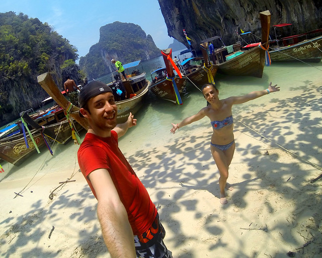 En el paraíso de Tailandia rodeados de barquitas longtail de colores