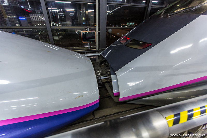 Shinkansen de la serie E2 (izda.) acoplado a uno de la serie E3 (dcha.) en la estaci&oacute;n de Morioka.