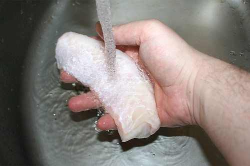 34 - Fischfilet waschen / Wash fish filet