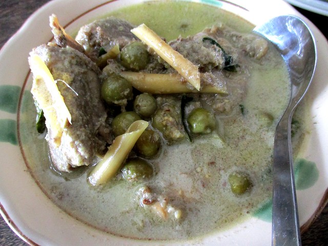 Payung Cafe green curry - terung pipit