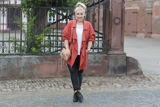 outfit-modeblog-fashionblog-look-hm-blazer-trend-lederhose-newyorker-boots-tasche