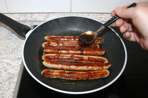 48 - Bratwürste mit Feigenglasur übergießen / Douse sausages with fig vinegar mix