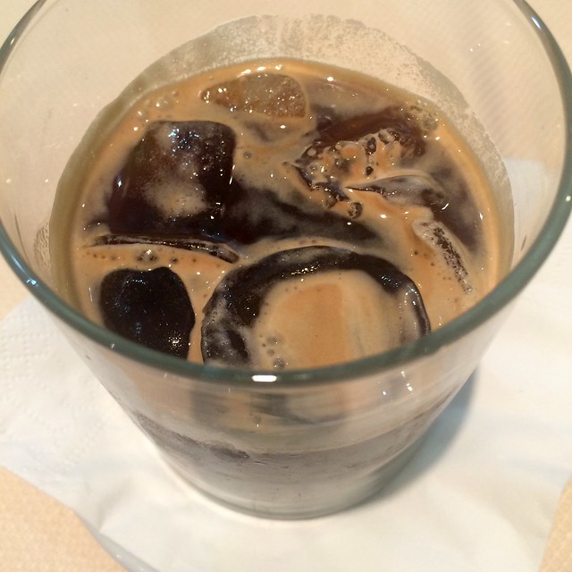 Caffee in ghiaccio con latte di mandorla