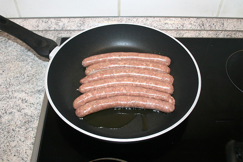 44 - Bratwürste in Pfanne geben / Put sausages in pan