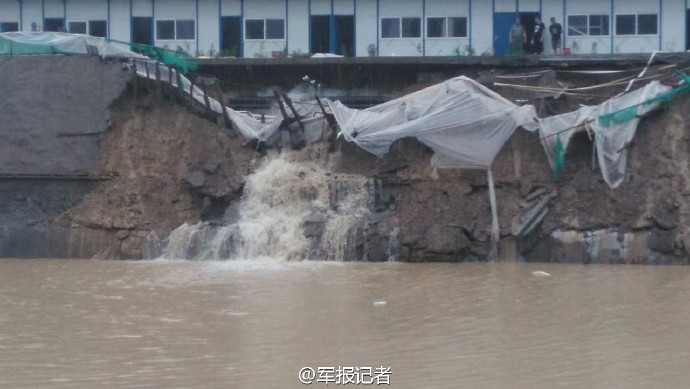 Henan ranks filled shoulder hand carry sand to contain the flood