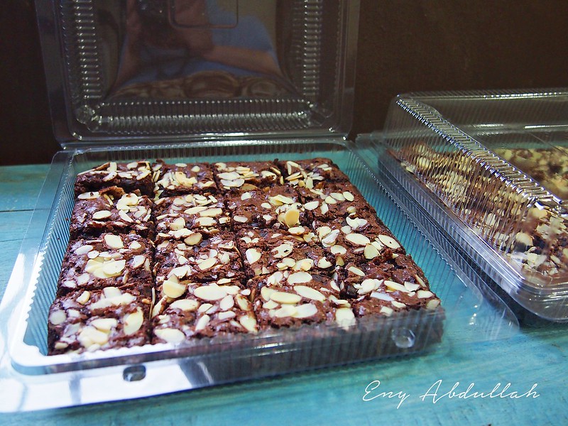 Rich Chocolate Brownies With Almond And Chocolate Chips RM 30 Sekotak