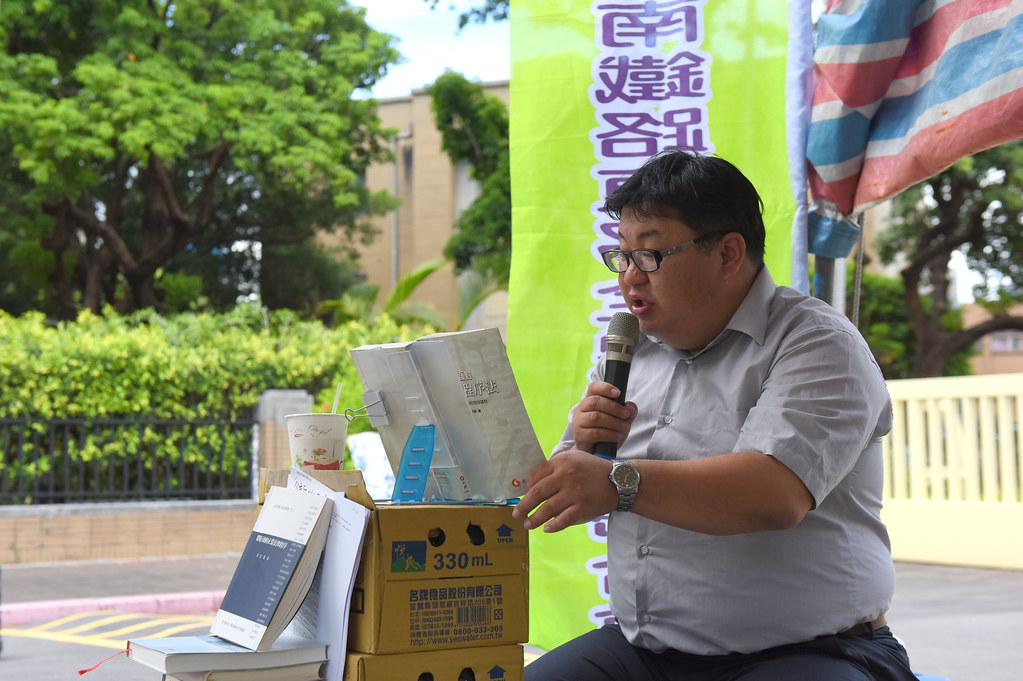 反南鐵東移自救會及聲援者在行政院前展開連續24小時朗讀公民學者著作的行動。（攝影：宋小海）