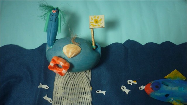 3.小小動畫師運用水果保麗龍套與廢棄浮球拼湊出迷你漁夫、漁網與漁船
