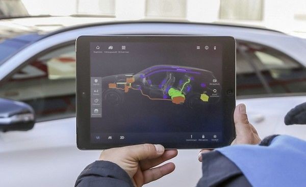 Mercedes-Benz introduced AR applications, auxiliary car accident scene