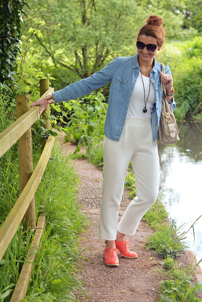 All white with chambray shirt, coral brogues #spring #style