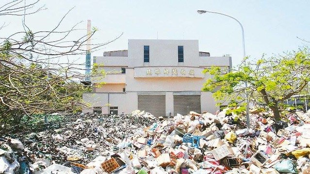 小琉球焚化廠前堆滿了垃圾。（來源：小琉球海洋志工隊）