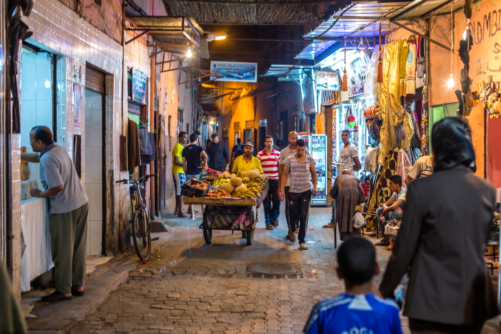 Марракеш и апрель красивая девчонка. Марракеш ночной базар. Ночной рынок в Марокко. Марокко ночной Марракеш. Рынок Марракеш ночью.