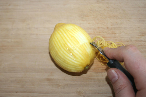 34 - Zitronenschale abreiben / Grate lemon peel