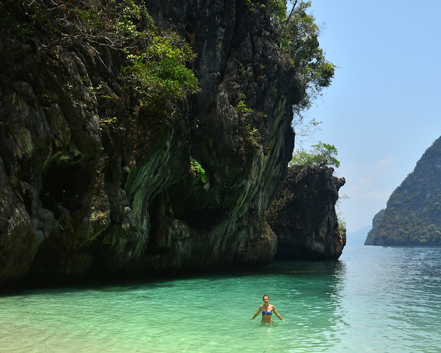 Bañándonos en Koh Lading, con aguas turquesas y preciosas acantilados frondosos