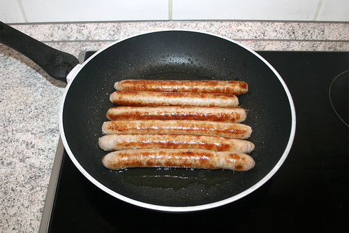 45 - Bratwürste rundherum anbraten / Fry sausages all around