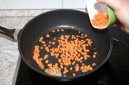 32 - Möhren in Pfanne geben / Add carrots