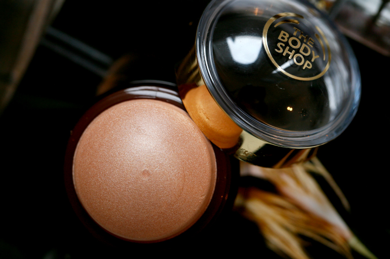 The Body Shop Honey Bronze Highlighting Dome Golden, the body shop, the body shop honey bronze highlighting dome review, the body shop highlighting dome golden, the body shop highlighting dome swatches, the body shop honey bronze, the body shop highlighter, the body shop make-up, beautyblog, fashion is a party, fashion blogger