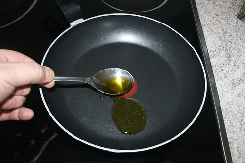 21 - Rapsöl in Pfanne erhitzen / Heat up rapeseed oil in pan