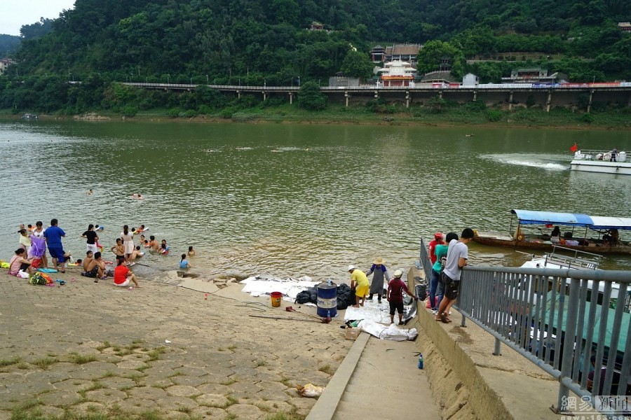 Guijiang large tracts of oil in Guangxi people take their children swimming in the river