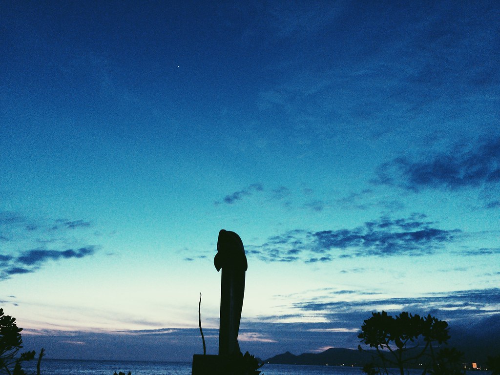 名護　名護湾の夕陽　イルカのオブジェと夕陽