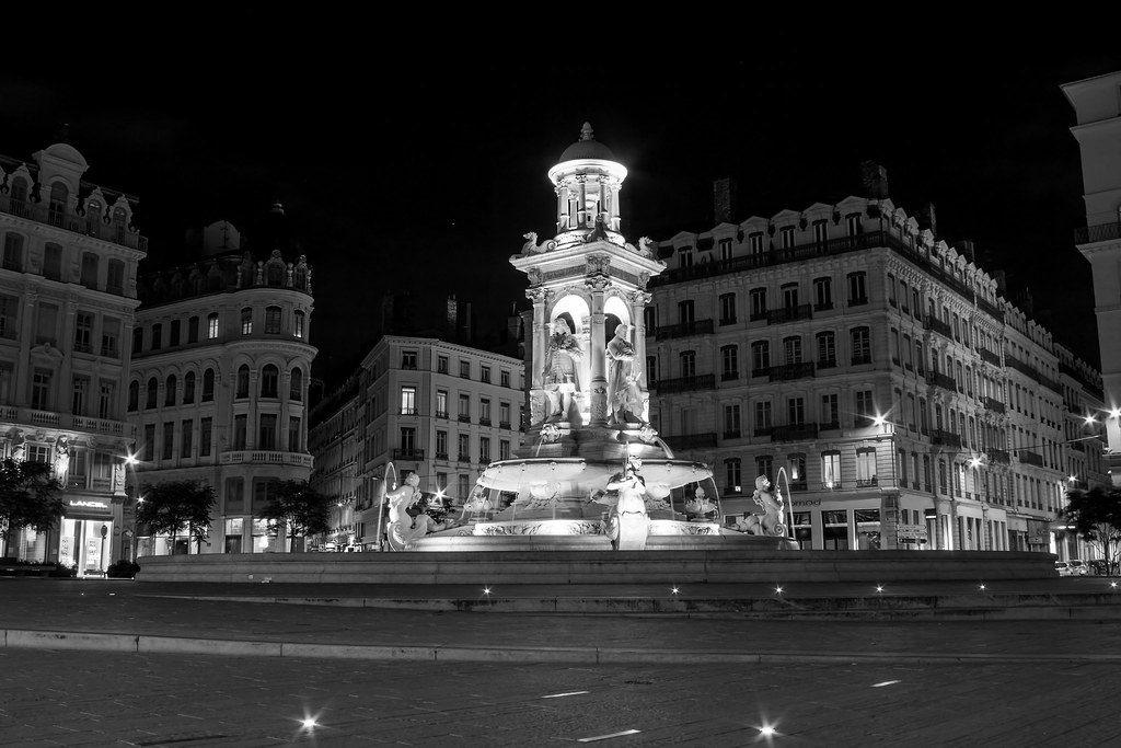 Lyon by night 18009698212_be6e1b68a3_b