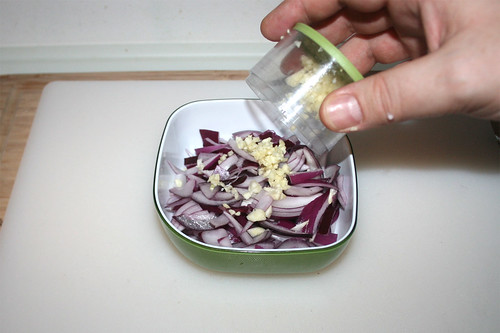 13 - Rosmarin, Zwiebel & Knoblauch in Schüssel geben / Put rosemary, onion & garlic in bowl