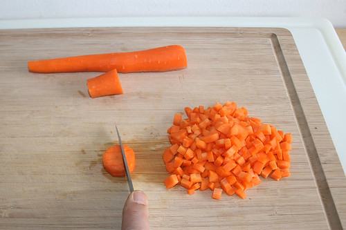 13 - Möhren würfeln / Dice carrots
