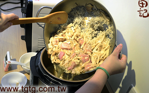 田記鮮雞精-百菇燉飯-將料放入萬入鍋