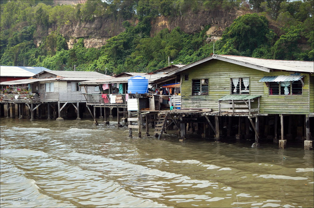 Малайзия март. Деревня на Борнео. Малайзия деревня. Деревня на воде Малайзия. Поселки Малайзии.