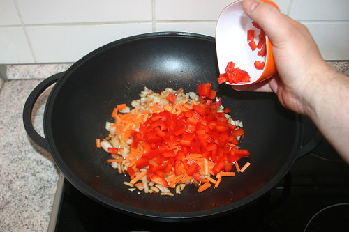 43 - Möhren & Paprika in Wok geben / Put carrots & bell pepper in wok